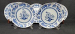 Steatita, Brasil. Sete pratos rasos em porcelana esmaltada, com decoração floral azul estilo cebolinha. Manufatura no verso. Medindo: 24 cm.