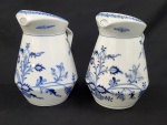 Steatita, Brasil. Duas grandes jarras em porcelana esmaltada, com decoração floral azul estilo cebolinha. Manufatura no verso. Medindo: 27 cm