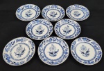 Steatita, Brasil. Oito pratos para pão em porcelana esmaltada, com decoração floral azul estilo cebolinha. Manufatura no verso. Medindo: 15 cm.