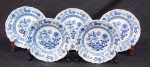 Hutschenreuther, Germany. Cinco pratos para doce em porcelana alemã esmaltada, padrão cebolinha, em tons de azul e branco. Manufatura no verso. Medindo: 2,5 x 19 cm.