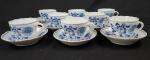 Hutschenreuther, Germany. Oito xícaras de chá com seus respectivos oito pires em porcelana alemã esmaltada, padrão cebolinha, em tons de azul e branco. Manufatura no verso. 2 Pires com bicados.