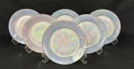 Czecho-Slovakie. Seis pratos para sobremesa em porcelana branca esmaltada, com acabamento iridescente e delicado filete em pretoManufatura no verso. Com sinais de uso. Medindo: 18 cm.