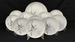 Shofu China, Japan. Conjunto para bolo em porcelana japonesa esmaltada na cor branca, decorado com motivos de bambu e folhas, com detalhes em douração. Composto por uma travessa e dez pratos. Manufatura no verso. Medindo: 17 cm (pratos) e 26 cm (travessa). Observação: Apresenta desgaste na douração.