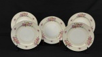 Kyoto China, Occupied Japan. Cinco pratos rasos em porcelana japonesa esmaltada, com decoração floral e detalhes em douração. Manufatura no verso. Medindo: