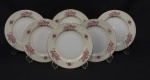 Kyoto China, Occupied Japan. Seis pratos para sobremesa em porcelana japonesa esmaltada, com decoração floral e detalhes em douração. Manufatura no verso. Medindo: 18 cm.
