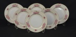 Kyoto China, Occupied Japan. Seis pratos para sobremesa em porcelana japonesa esmaltada, com decoração floral e detalhes em douração. Manufatura no verso. Medindo: 18 cm. Um com lasca.