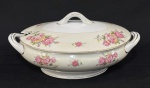 Kyoto China, Occupied Japan. Uma sopeira em porcelana japonesa esmaltada, com decoração floral e detalhes em douração. Manufatura no verso. Medindo: 15 x 30 cm. Tampa com restauro na lateral interno que não interfere uso e beleza da peça.