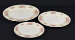 Kyoto China, Occupied Japan. Três travessas ovais em porcelana japonesa esmaltada, com decoração floral e detalhes em douração. Manufatura no verso. Medindo: 18 x 27 cm (menor) e 27 x 36 cm (maior).