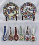 Porcelana chinesa. Conjunto em porcelana esmaltada, com decoração policromada representando cenas figurativas e motivos florais, produção chinesa para exportação. Composto por quatro pratos e seis colheres. Manufatura no verso. Medindo: 21 cm (pratos); 15 cm (1 colher), 14 cm (3 colheres) e 13 cm (2 colheres).