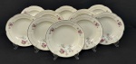 Chodziez, Polônia. Dez pratos fundos em porcelana esmaltada no tom marfim, decorados com delicados motivos florais e filetes dourados. Manufatura no verso. Medindo; 4 x. 25 cm. Um com bicado.