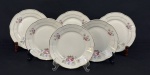 Chodziez, Polônia. Seis pratos para sobremesa em porcelana esmaltada no tom marfim, decorados com delicados motivos florais e filetes dourados. Manufatura no verso. Medindo: 20 cm.