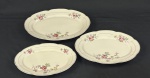Chodziez, Polônia. Três travessas ovais em porcelana esmaltada no tom marfim, decoradas com motivos florais e filetes dourados. Manufatura no verso. Medindo: 22 x 33 cm (menor) e 40 x 30 cm (maior).