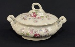 Chodziez, Polônia. Sopeira em porcelana esmaltada no tom marfim, decoradas com motivos florais e filetes dourados. Manufatura no verso. Medindo: 16 x 27 cm.
