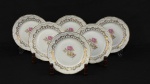 Porcelana Schmidt. Seis belíssimos pratos para sobremesa em porcelana esmaltada, decorados com motivos florais e ricos detalhes em ouro. Bordas onduladas, ramos nas extremidades em relevo e filetes em ouro Manufatura no verso. Medindo: 18 cm.