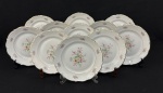 C. Tielsch & Co., Polônia, década de 1940. Onze pratos rasos em porcelana esmaltada na cor branca, decorados com delicados ramalhetes florais em policromia, frisos dourados e bordas onduladas. Manufatura no verso. Apresentam desgastes, 3 com bicados. Medindo: 23 cm.