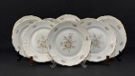 C. Tielsch & Co., Polônia, década de 1940. Dez pratos rasos em porcelana esmaltada na cor branca, decorados com delicados ramalhetes florais em policromia, frisos dourados e bordas onduladas. Manufatura no verso. Apresentam desgastes, 2 com bicados. Medindo: 23 cm.