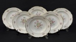 C. Tielsch & Co., Polônia, década de 1940. Seis pratos fundos em porcelana esmaltada na cor branca, decorados com delicados ramalhetes florais em policromia, frisos dourados e bordas onduladas. Manufatura no verso. Medindo: 4,5 x. 23,5 cm.