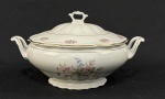 C. Tielsch & Co., Polônia, década de 1940. Sopeira em porcelana esmaltada na cor branca, decorados com ramalhetes florais em policromia, frisos dourados e bordas onduladas. Manufatura no verso. Medindo: 19 x 33 x 25 cm.