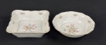 C. Tielsch & Co., Polônia, década de 1940. Duas saladeiras em porcelana esmaltada na cor branca, decorados com ramalhetes florais em policromia, frisos dourados e bordas onduladas. Manufatura no verso. Medindo: 6 x 22 cm.