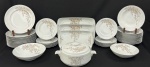 Schmidt, Brasil. Aparelho de jantar em porcelana esmaltada, decorado com motivos florais em policromia. Composto por uma sopeira, três travessas, duas saladeiras, doze pratos rasos, doze pratos fundos e doze pratos para sobremesa. Manufatura no verso. Medindo: 14 x 31 x 23 cm (sopeira).
