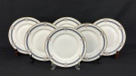 Limoges, France. Seis pratos rasos em porcelana francesa esmaltada, decorados com motivos florais em policromia e detalhes em ouro. Manufatura no verso. Medindo:23 cm. 2 com impecável bicado.
