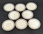 Limoges, France. Oito pratos para sobremesa em porcelana francesa esmaltada, decorados com motivos florais em policromia e detalhes em ouro. Manufatura no verso. Medindo: 17,5 cm.