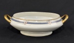 Limoges, France. Uma sopeira sem tampa que pode ser usada com floreira em porcelana francesa esmaltada, decorada com motivos florais em policromia e detalhes em ouro. Manufatura no verso. Medindo:11 x. 25 x 36 cm.
