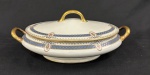 Limoges, France. Terrina em porcelana francesa esmaltada, decoradas com motivos florais em policromia e detalhes em ouro. Manufatura no verso. Medindo: 13 x 30 x 21 cm.