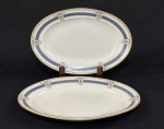 Limoges, France. Duas travessas em porcelana francesa esmaltada, decoradas com motivos florais em policromia e detalhes em ouro. Manufatura no verso. Medindo: 26 x 18 cm e 30 x 20 cm.