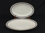 Limoges, France. Duas travessas em porcelana francesa esmaltada, decoradas com motivos florais em policromia e detalhes em ouro. Manufatura no verso. Medindo:35 x 23 cm e 41 x 27 cm.