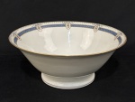 Limoges, France. Grande saladeira em porcelana francesa esmaltada, decorada com motivos florais em policromia e detalhes em ouro. Manufatura no verso. Medindo:10,5 x 25,5 cm.