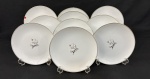 Noritake, Japan. Dez pratos para sobremesa em porcelana japonesa esmaltada, decorados com delicados motivos florais e filetes em ouro. Manufatura no verso. Medindo: 20,5 cm. 2 com bicados.