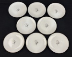 Noritake, Japan. Oito pratos para pão em porcelana japonesa esmaltada, decorados com delicados motivos florais e filetes em ouro. Manufatura no verso. Medindo:16 cm