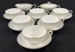 Noritake, Japan. Seis xícaras de chá com seus respectivos pires, açucareiro e cremeira em porcelana japonesa esmaltada, decoradas com motivos florais e filetes em ouro. Manufatura no verso.Medindo; 8 x 18 x 13 cm e 6 x 16 x 11 cm.