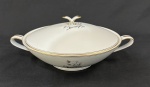 Noritake, Japan. Uma sopeira em porcelana japonesa esmaltada, decorada com motivos florais e filetes em ouro. Manufatura no verso. Medindo 11 x 29 x 22 cm.