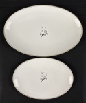 Noritake, Japan. Duas travessas em porcelana japonesa esmaltada, decoradas com motivos florais e filetes em ouro. Manufatura no verso. Medindo: 31 x 20,5 cm e 41 x 27,5 cm.