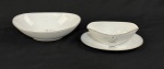 Noritake, Japan. Molheira e saladeira em porcelana japonesa esmaltada, decorada com motivos florais e filetes em ouro. Manufatura no verso. Medindo:7 x 23 x 15 cm e 7,5 x 25 x 17 cm.