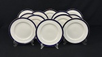 Alfred Meakin, England, padrão Blue de Roi. Doze pratos rasos em faiança inglesa esmaltada na cor branca, com bordas em azul cobalto e filetes em ouro. Manufatura no verso. Medindo: 22,5 cm de diâmetro. Apresentam marcas de uso.2 com bicados.