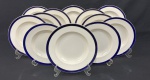 Alfred Meakin, England, padrão Blue de Roi. Doze pratos fundos em faiança inglesa esmaltada na cor branca, com bordas em azul cobalto e filetes em ouro. Manufatura no verso. Medindo: 3 x 22,5 cm de diâmetro. Apresentam marcas de uso.