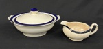 Alfred Meakin, England, padrão Blue de Roi. Sopeira e molheira com tampa em faiança inglesa esmaltada na cor branca, com bordas em azul cobalto. Manufatura no verso. Medindo: 12 x 25 cm e 7 x 17 cm. peças com marcas de uso. Molheira com manchas.