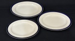 Alfred Meakin, England, padrão Blue de Roi. Três travessas ovais em faiança inglesa esmaltada na cor branca, com bordas em azul cobalto e filetes em ouro. Manufatura no verso. Medindo: 31 x 25 cm, 29 x 23 cm e 26 x 20 cm. Apresenta marcas de uso e do tempo.