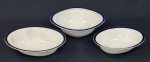 Alfred Meakin, England, padrão Blue de Roi. Três saladeiras em porcelana inglesa esmaltada na cor branca, com bordas em azul cobalto. Manufatura no verso. Medindo:5,5 x 23 x 18 cm, 6,5 x 26 x 20 cm e 7,5 x 26 cm. Uma com bicado e outra com manchas.