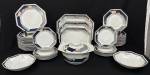 Schmidt, Brasil. Aparelho para jantar em porcelana esmaltada, em formato oitavado, decoração estilizada com policroma e frisos dourados. Sobre fundo branco. Composto por uma sopeira, três travessas, duas saladeiras, 12 pratos rasos, 12 pratos fundos e 12 pratos para sobremesa. Manufatura no verso. Medindo: 15 x 27,5 x 22,5 cm (sopeira); 37 x 26,5 cm, 33 x 23 cm e 28 x 20 cm (travessas); 23,5 cm e 21,5 cm de diâmetro (legumeiras); 26,5 cm de diâmetro (pratos rasos).