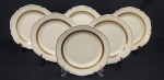 Vista Alegre, Portugal. Seis pratos rasos em porcelana portuguesa esmaltada na cor creme, com frisos em ouro. Manufatura no verso. Medindo: 24 cm.