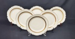 Vista Alegre, Portugal. Seis pratos rasos em porcelana portuguesa esmaltada na cor creme, com frisos em ouro. Manufatura no verso. Medindo: 24 cm.
