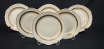 Vista Alegre, Portugal. Seis pratos para sobremesa em porcelana portuguesa esmaltada na cor creme, com frisos em ouro. Manufatura no verso. Medindo: 22 cm.