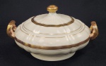 Vista Alegre, Portugal. Terrina em porcelana portuguesa esmaltada na cor creme, com frisos em ouro. Manufatura no verso. Medindo: 15 x 25 x 22 cm. 