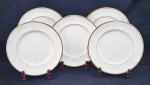 Royal Doulton, England. Cinco pratos rasos em porcelana inglesa esmaltada na cor branca, com frisos em ouro. Manufatura no verso. Medindo: 26,5 cm. Observação: 2 com fio de cabelo.