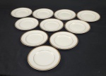 Royal Doulton, England. Dez pratos para pão em porcelana inglesa esmaltada na cor branca, com frisos em ouro. Manufatura no verso. Medindo: 15 cm.