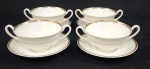 Royal Doulton, England. Quatro taças para consommé com seus respectivos pires em porcelana inglesa esmaltada na cor branca, com frisos em ouro. Manufatura no verso.2 com fios de cabelo